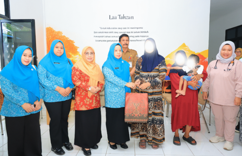 Ketua TPPKK dan Ketua DWP Kabupaten Barito Kuala Mengunjungi Pasien Gizi Buruk di RSUD H. Abdul Aziz Marabahan