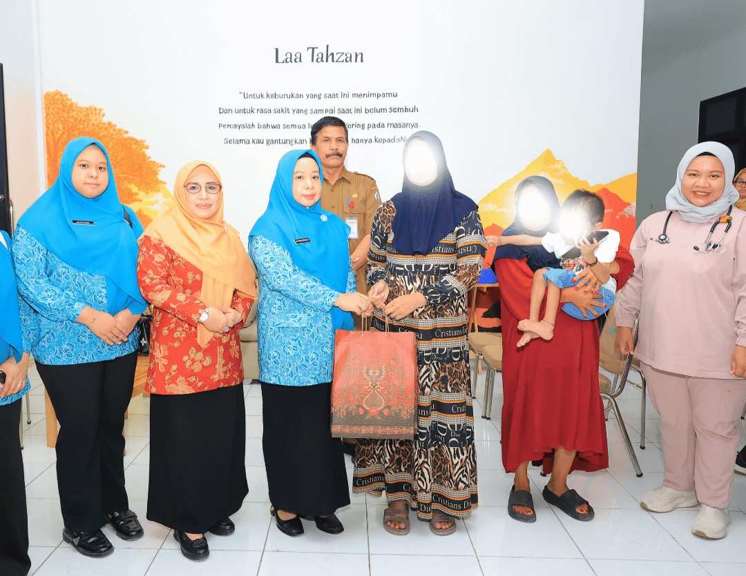 Kunjungan Ketua TP PKK Batola dan Ketua DWP Batola Beri Perhatian Pasien Gizi Buruk di RSUD H. Abdul Aziz Marabahan